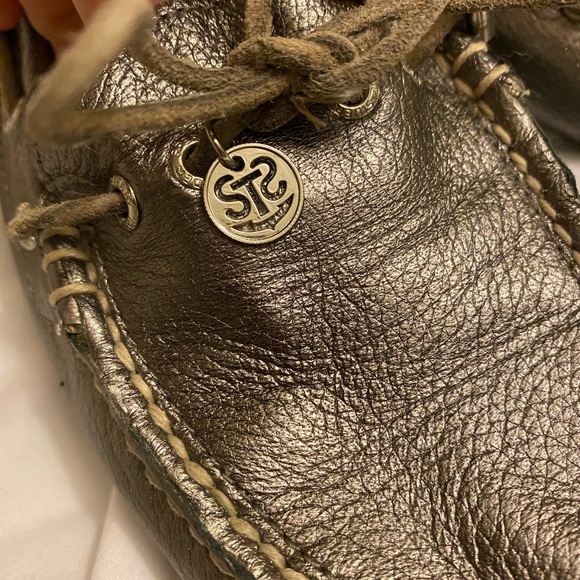 Metallic Sperry loafer. Size 6.5. - Picture 4 of 8